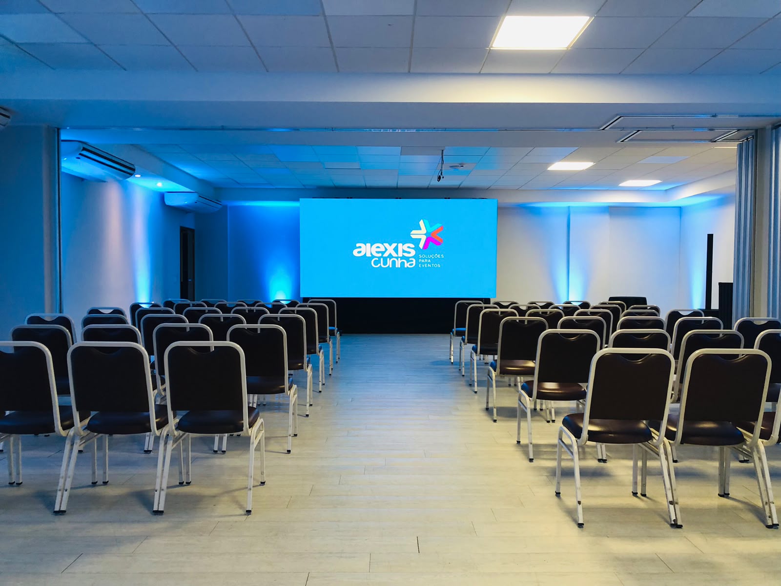 ELEVE O PADRÃO DA SUA REUNIÃO CORPORATIVA, PALESTRA OU TREINAMENTO!