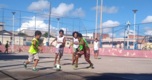 Escolinha de Futsal para crianças na Praça da Bíblia de Feu Rosa