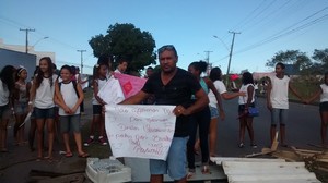 Manifestação de estudantes da escola Valéria Maria Miranda de Vila Nova de Colares na Serra