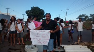 Manifestação de estudantes da escola Valéria Maria Miranda de Vila Nova de Colares na Serra Manifestação de estudantes da escola Valéria Maria Miranda de Vila Nova de Colares na Serra